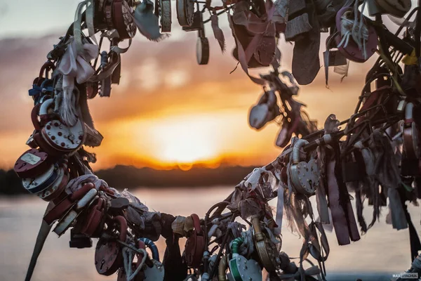 Gün batımında düğün kilidi ağacı