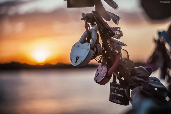 Gün batımında düğün kilidi ağacı