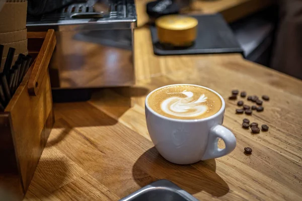Cappuccino mit abstraktem Muster in einem Vintage-Café. — Stockfoto