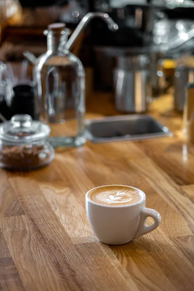 Cappuccino kawa z rysunkiem serca w zabytkowej kawiarni. — Zdjęcie stockowe