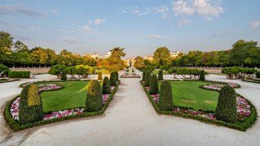 Etiro Park, Madrid, İspanya 'daki Parterre bahçesinde ağaçlar, çiçekler ve bitkiler