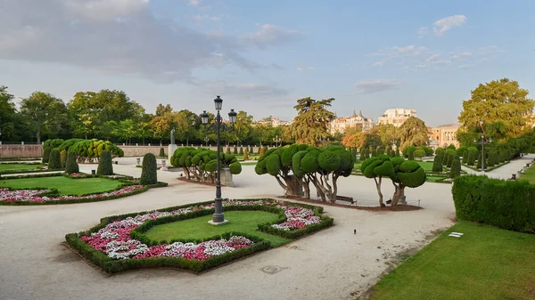 Fák, virágok és növények a madridi Retiro Park kertjében — Stock Fotó