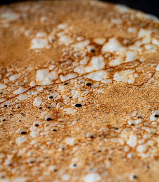 Pequenos buracos durante as panquecas de fritura. Close-up de crepes de fritura. Cozinhar em casa de comida deliciosa. Foco seletivo . — Fotografia de Stock