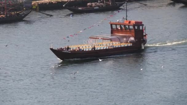 PORTO, PORTUGAL - 26 DE OUTUBRO DE 2019: Tradicional passeio de barco rabelo com poucos turistas no dia ensolarado no rio Douro . — Vídeo de Stock