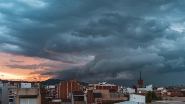 Nuages de tempête dramatiques se déversant sur la ville de Badalona au coucher du soleil. Temps écoulé avant la pluie. Espagne. — Video