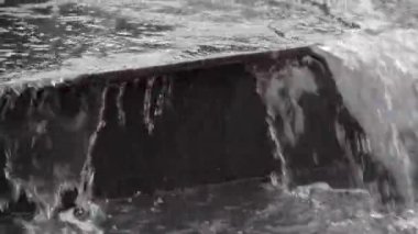 Merdivenlerden aşağı akan suyun yakın çekimi. Şehirde su baskını. Çeşmedeki şelale. Sokaklarda kontrolsüz su.