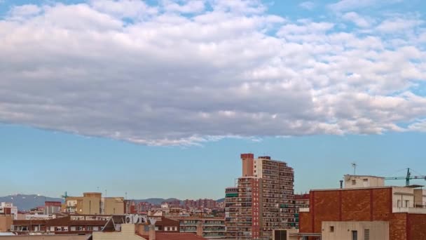 Timelapse zoom fuori vista panoramica da Badalona a Barcellona, tetti e nuvole che passano il giorno d'estate. Spagna. — Video Stock