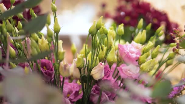 Rozen in een bloemenwinkel, boeketten bloemen te koop. — Stockvideo