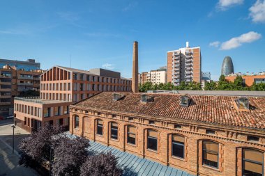 Poblenou 'nun manzarası, eski sanayi bölgesi Barcelona, İspanya' da yeni bir modern mahalleye dönüştürüldü