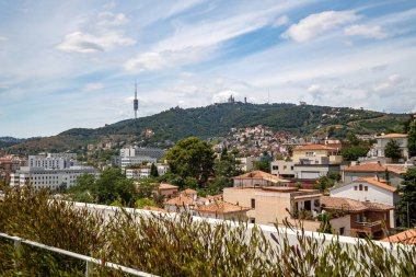 Arka planda anten ve dağ olan Barcelona 'daki tipik yaşam alanının çatısından görüntüyü al.