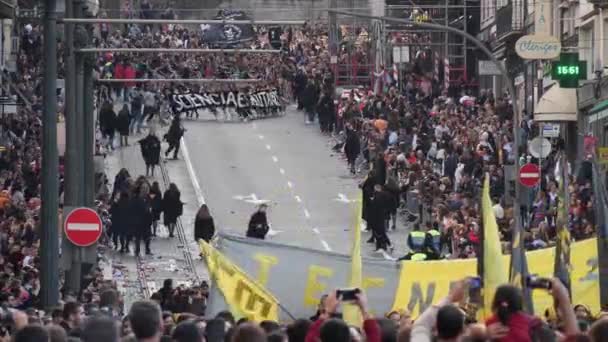 PORTO, PORTUGAL - 27 OCT 2019 : Participants au traditionnel festival des étudiants universitaires Cortejo da Latada au centre de Porto. Étudiants en costumes descendant dans la rue en groupes organisés — Video