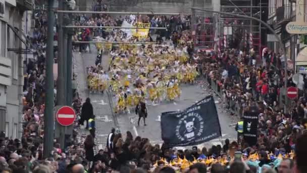 PORTO, PORTUGAL - OKT 27, 2019: Deltagare i den traditionella studentfestivalen Cortejo da Latada på Porto centrum. Studerande i kostym som löper längs gatan i organiserade grupper — Stockvideo