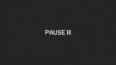 Vhs boş bir kaseti oynatıp duraklatan bir Vcr görüntüsü: ekranın ortasında yanıp sönen bir sembolle beliren metin duraklaması. Dijital yeniden yapılandırma, normal boyut.