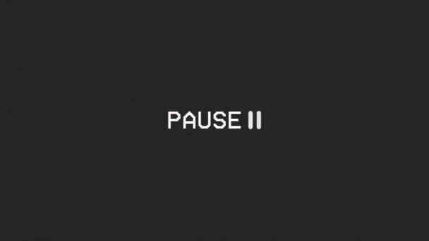 En fångst av en Vcr spela och pausa en Vhs tomma tejp: texten Pausa, visas med en blinkande symbol, i mitten av skärmen. Digital remake, normalstorlek. — Stockvideo