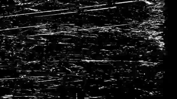 Abstraktes zerknülltes schwarzes Papier mit groben, beschädigten Falten. Alte Verpackungskartons. Staub und Kratzer. Leichte Bewegung. Dramatische Struktur halloween. — Stockvideo