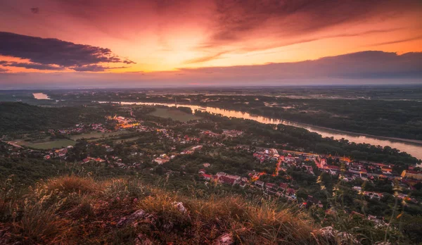 从岩石 Hundsheimer Hainburg 小城市 Donau 与多瑙河在美丽的日落 — 图库照片