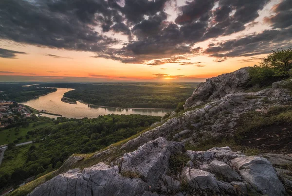 Solnedgång över klipporna och floden — Stockfoto
