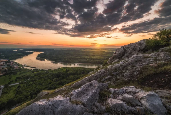 Pôr do sol sobre as rochas e o rio — Fotografia de Stock