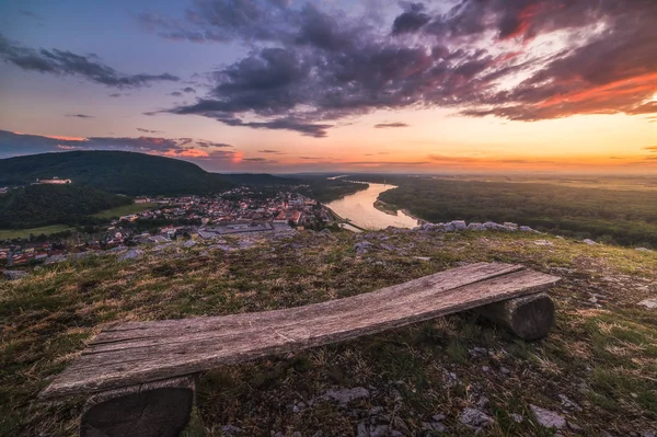 Braunsberg 山上看 Hainburg 的小城市 Donau 从美丽的日落 前景木凳 — 图库照片