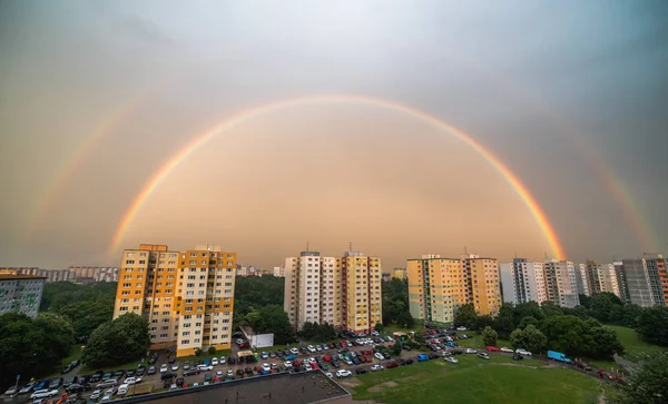 Petrzalka 슬로바키아에 일몰에 무지개 — 스톡 사진