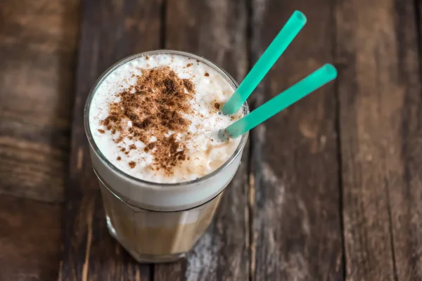 Taza Café Con Crema Sobre Fondo Madera —  Fotos de Stock