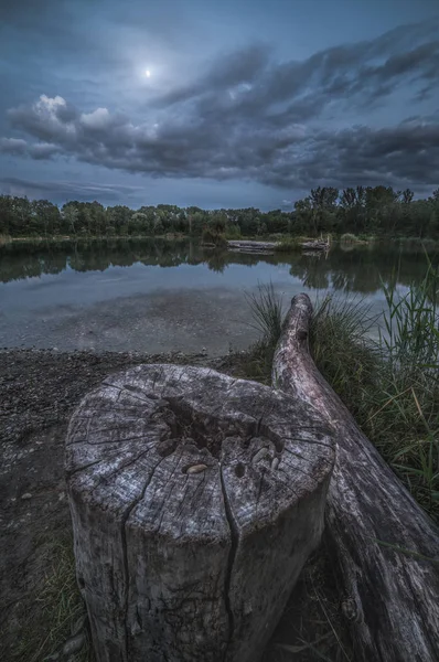 Paisaje Nocturno Con Tocón Del Árbol Junto Lago Lit Shining —  Fotos de Stock