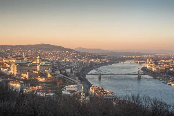 布达佩斯和多瑙河从盖勒特山瞭望点看到的全景 — 图库照片