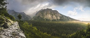 Dağ manzarası ile Hiking Trail Yüksek Tatras dağlar, Slovakya