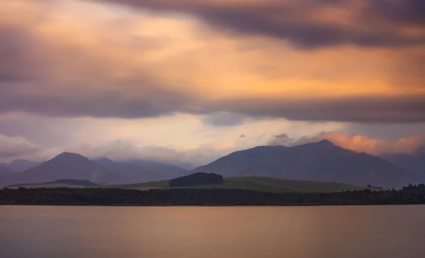 Long Exposure Shot Lake Mountains Cloudy Sky Sunset Inglés Liptovska —  Fotos de Stock
