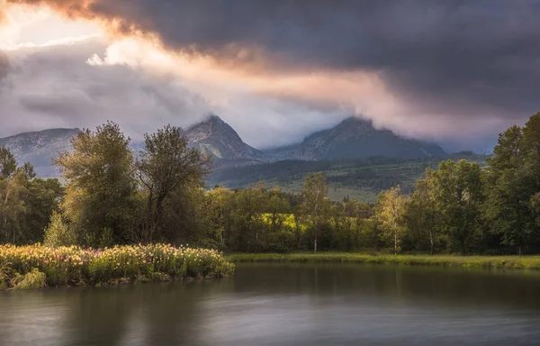 Lac Strba Sous Les Sommets Des Hautes Tatras Coucher Soleil — Photo