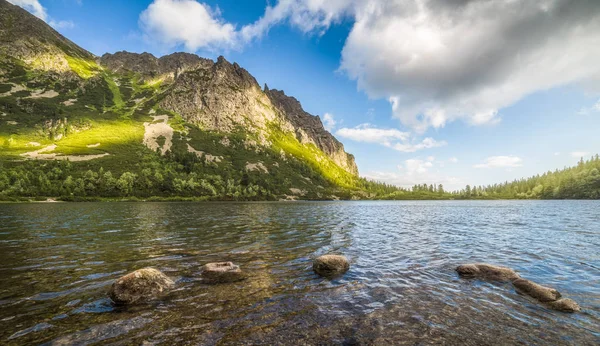 Horské Jezero Kameny Popředí Částečně Osvětlené Kopce Poprad Tarn Vysoké — Stock fotografie
