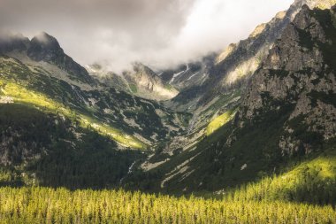 Kısmen güneşli Mengusovska Vadisi ve Slovakya'da Yüksek Tatras Dağları doruklarına