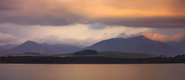 Longue Exposition Prise Vue Lac Des Montagnes Ciel Nuageux Coucher — Photo