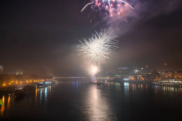Celebração Ano Novo Fogos Artifício Rio Danúbio Bratisalva Eslováquia — Fotografia de Stock