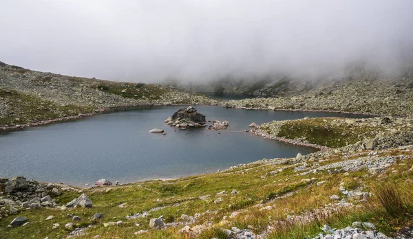 Lago de montaña con niebla — Foto de Stock