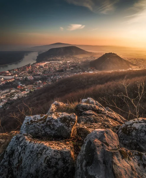 Vue d'une petite ville près d'une rivière au lever du soleil — Photo