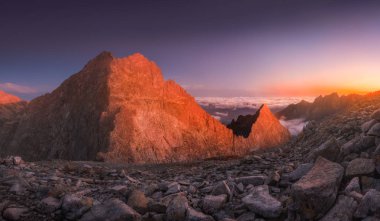 Gün batımında inversiyon ile Dağları