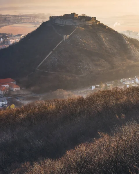 Ruine einer Burg auf einem Hügel — Stockfoto