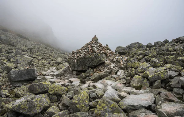 Stapel stenen in mistige bergen Rechtenvrije Stockfoto's
