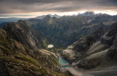 Dağ doruklarına Sunrise adlı dağ gölleri ile