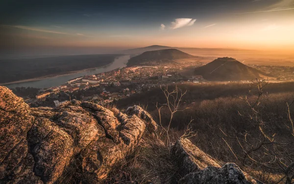 Vista de una pequeña ciudad cerca de un río al amanecer —  Fotos de Stock