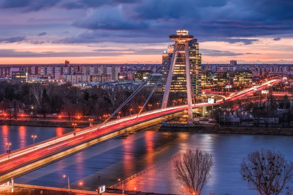 Міський пейзаж Братислави з новим мостом на світанку — стокове фото