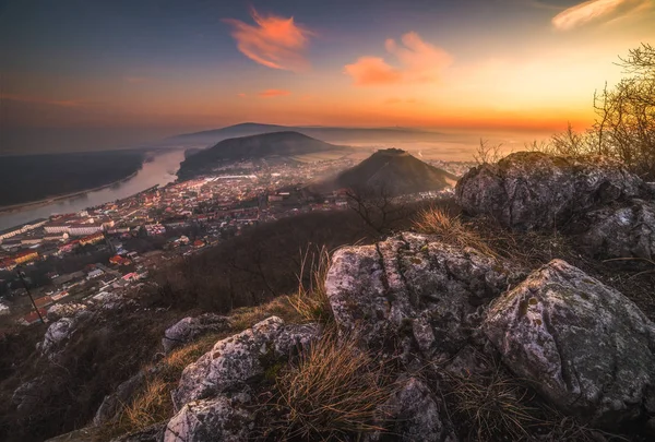 Vista de uma pequena cidade perto de um rio ao nascer do sol — Fotografia de Stock