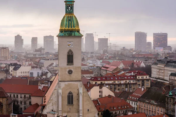 Bratislava stadsbilden vid soluppgången — Stockfoto