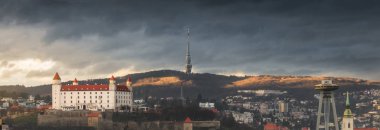 Kale ve Televizyon Kulesi ile Bratislava Cityscape