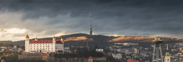 Kale ve Televizyon Kulesi ile Bratislava Cityscape — Stok fotoğraf