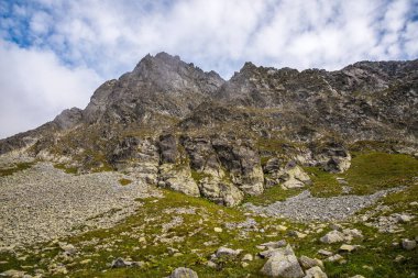 Foreground Kayalar ile Dağlar