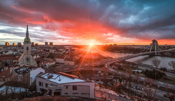 Arquitectura da cidade de Bratislava no nascer do sol — Fotografia de Stock