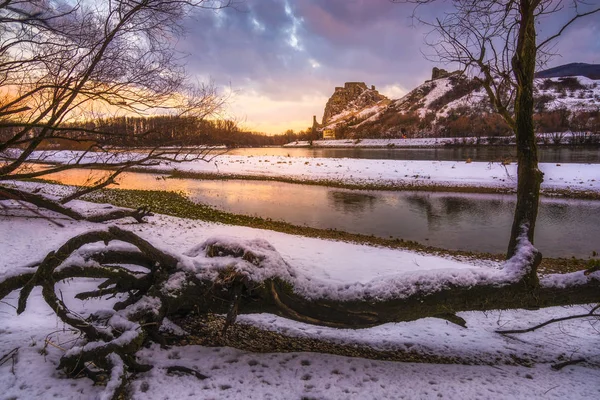 Château couvert de neige Devin ar Lever de soleil — Photo