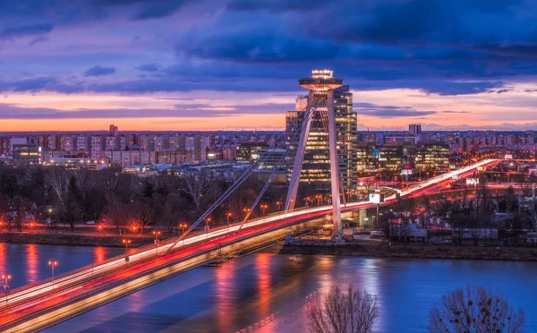 Bratislava stadsgezicht met nieuwe brug bij zonsopgang — Stockfoto